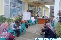 Calon anggota PPS yang antre menunggu giliran untuk tes wawancara di kantor KPU Kota Padang, Minggu siang (15/1). (Foto : Arzil)