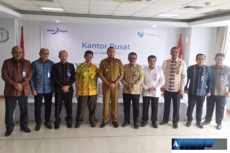 Wagub Sumbar Audy Joinaldy bersama jajaran Komisaris beserta Direksi Bank Nagari. (Foto : Fajril)