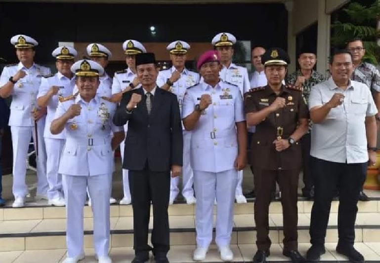 Danlantamal II Padang Laksma TNI Benny Febri bersama Wako Pariaman Genius Umar dan lainnya saat kunjungi TMP Kusuma Bangsa Desa Rawang, Pariaman Tengah, Jumat (13/1). (Dok : Istimewa)