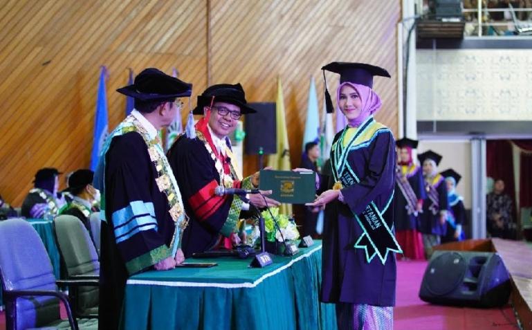 Prosesi Wisuda VI di Auditorium Unand, hari ini (14/1). (Istimewa)