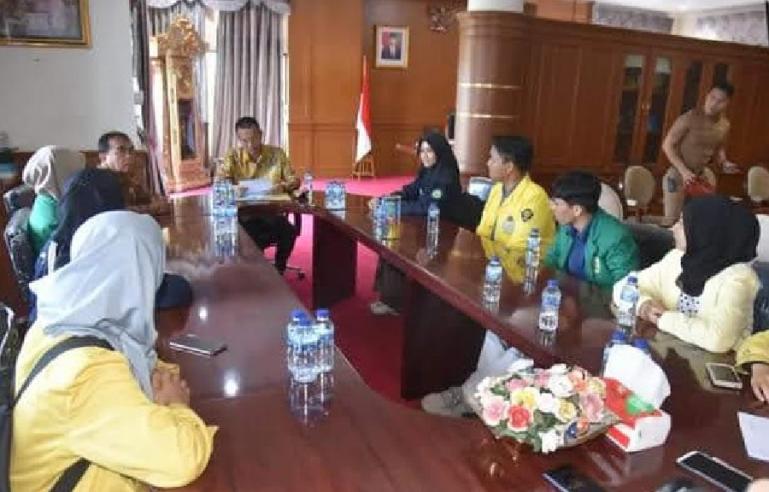 Mahasiswa yang tergabung dalam Gempa audensi dengan Wako Genius Umar bahas kegiatan PCE 2023, Senin (16/1). (Dok : Istimewa)