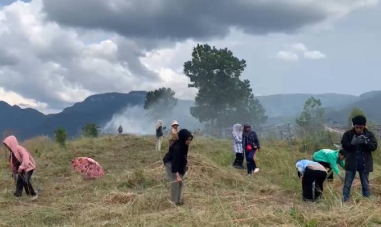 Mahasiswa UNP yang KKN bersihkan spot camping di Nagari Maek. (Dok : Istimewa)