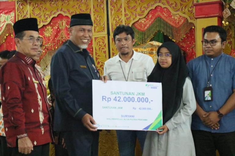 Gubernur Mahyeldi serahkan bantuan BPJS Ketenagakerjaan tahun 2023 kepada seorang warga, di Bukittinggi, Jumat (20/1). (Dok : Istimewa)