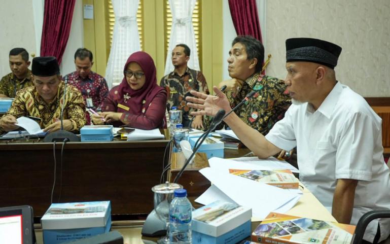 Gubernur Mahyeldi pimpin rapat sinkronisasi dengan pihak perbankan di Sumbar terkait dana CSR untuk KUR, Kamis (19/1). (Dok : (Istimewa)