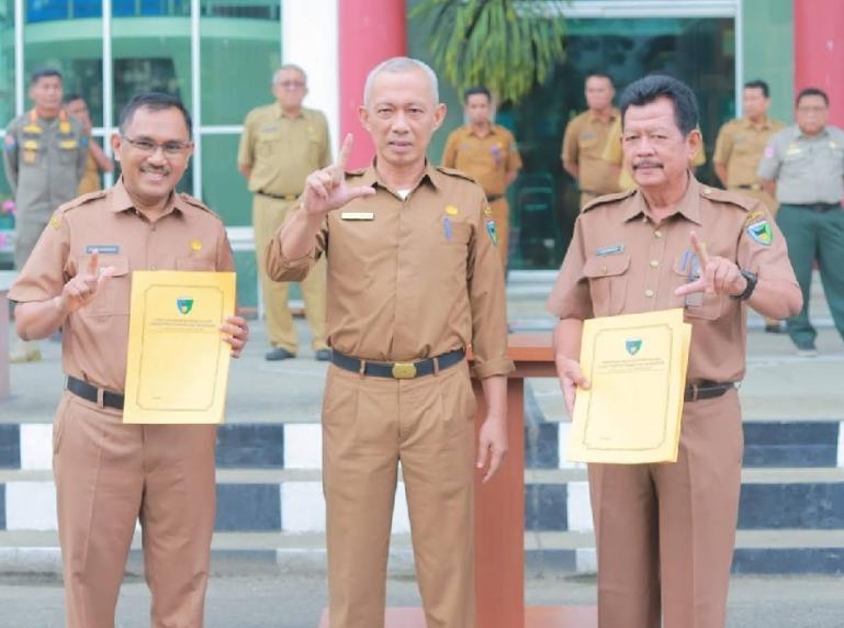 Sekkab Pessel Mawardi Roska (tengah), Kadis Pendidikan Salim Muhaimin (kiri) dan Kadis Pustaka usai penandatangan Komitmen Pengelolaan Kearsipan di Pessel, Senin (9/1) kemarin. (Dok : Istimewa)