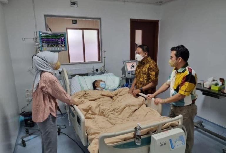 Menpora Zainudin Amali menjenguk mantan Ketum PSSI Letnan Jenderal TNI (HOR) Azwar Anas Datuak Rajo Sulaiman yang sedang dirawat di RSPAD Gatot Soebroto Jakarta, Minggu (22/1) sore. (Dok : Istimewa)