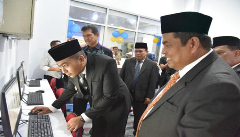 Wagub Sumbar, Audy Joinaldy bersama Bupati Padangpariaman, Suhatri Bur resmikan keberadaan ruang baca digital di kantor  bupati itu, Rabu (11/1). (Dok : Istimewa)