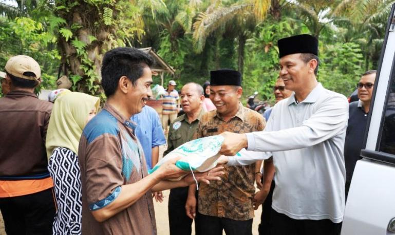 Seorang pekerja pembuat batu bata di Kota Pariaman terima bantuan dari Wako Genius Umar, Jumat siang (20/1). (Dok : Istimewa)