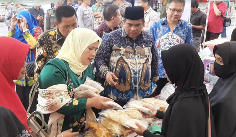 Bupati Suhatri Bur didampingi anggota Forkompida dan kepala OPD tinjau stan pelaku UMKM dalam rangka sambut HUT ke-190 Kabupaten Padangpariaman, Sabtu (7/1). (Dok : Istimewa)