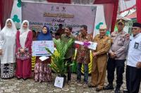 Sekkab Dharmasraya Adlisman dan Ketua Baznas Dharmasraya Z Lubis bersama penerima Program Dharmasraya Makmur saat Milad ke 22 Baznas, hari ini (17/1). (Dok : Istimewa)