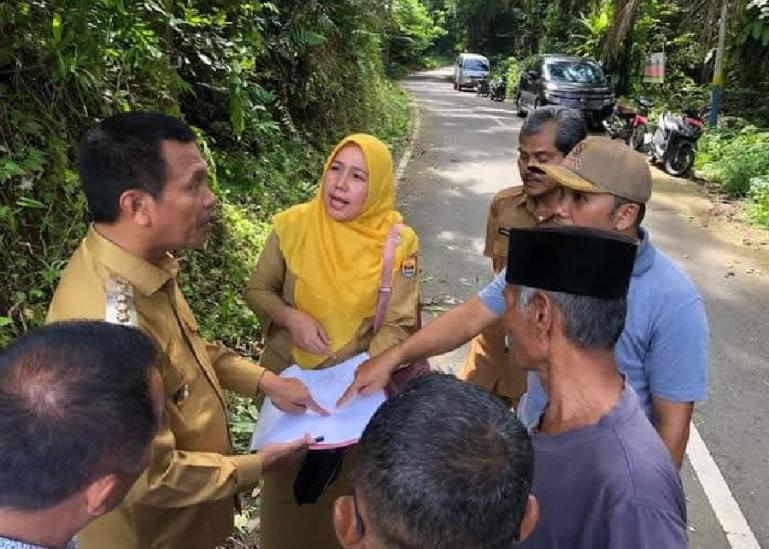 Wako Genius Umar ketika meninjau pembuatan jalun pedestrian hutan kota Sikapak Timur, Senin (30/1). (Dok : Istimewa)