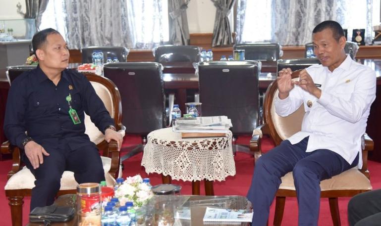 Wako Genius Umar bincang serius dengan Ketua PN Pariaman yang baru Dedi Kuswara, SH, MH, di ruang kerja wako, Rabu (18/1). (Dok : Istimewa)