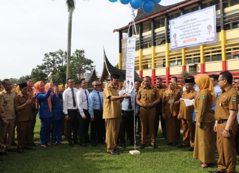 Prosesi pelepasan balon pertanda diluncurkan Pengelolaan Transaksi Keuangan Pemprov melalui Bank Nagari Unit Usaha Syariah saat Apel Gabungan di halaman kantor Gubernur Sumbar, hari ini (2-1-2023). (Dok : Istimewa)