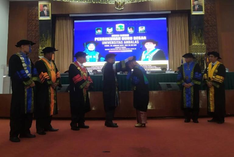 Prosesi pemasangan kalung kehormatan oleh Ketua Dewan Profesor Prof Dr Ir Helmi MSc disaksikan oleh Rektor Universitas Andalas Prof Dr Yuliandri SH MH kepada guru besar Prof Elsa Eka Putri ST MSc (Eng) Phd di Convention Hall Unand, Senin (30/1). (Foto : F
