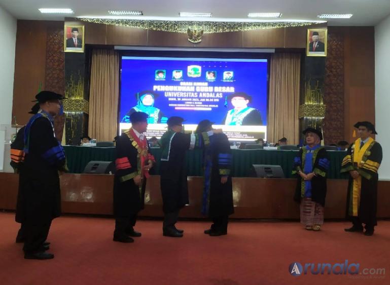 Prosesi pemasangan kalung kehormatan oleh Ketua Dewan Profesor Prof Dr Ir Helmi MSc disaksikan oleh Rektor Universitas Andalas Prof Dr Yuliandri SH MH kepada guru besar Prof Dr Eng Ir Rendy Thamrin ST MT di Convention Hall Unand, Senin (30/1). (Foto : Faj