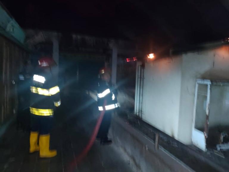 Petugas Damkar Kota Padang memeriksa bekas kebakaran yang terjadi di gardu listrik lama komplek pertokoan Padang Theater, Selasa lagi (17/1). (Dok : Istimewa)