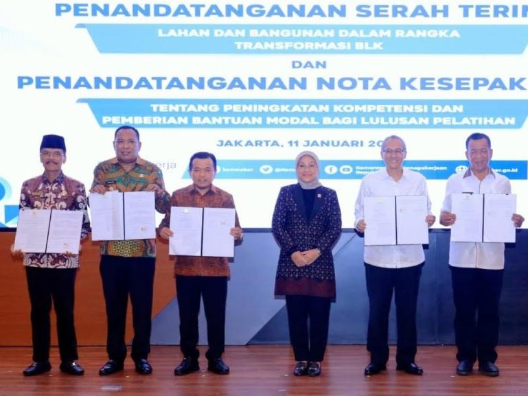 Bupati Pessel Rusma Yul Anwar (paling kanan) saat  penandatanganan naskah perjanjian, serah terima hibah lahan antara Pemkab Pessel dan Kemnaker RI di Aula Tridharma Kemnaker, Jakarta Rabu (11/1) lalu. (Dok : Istimewa)