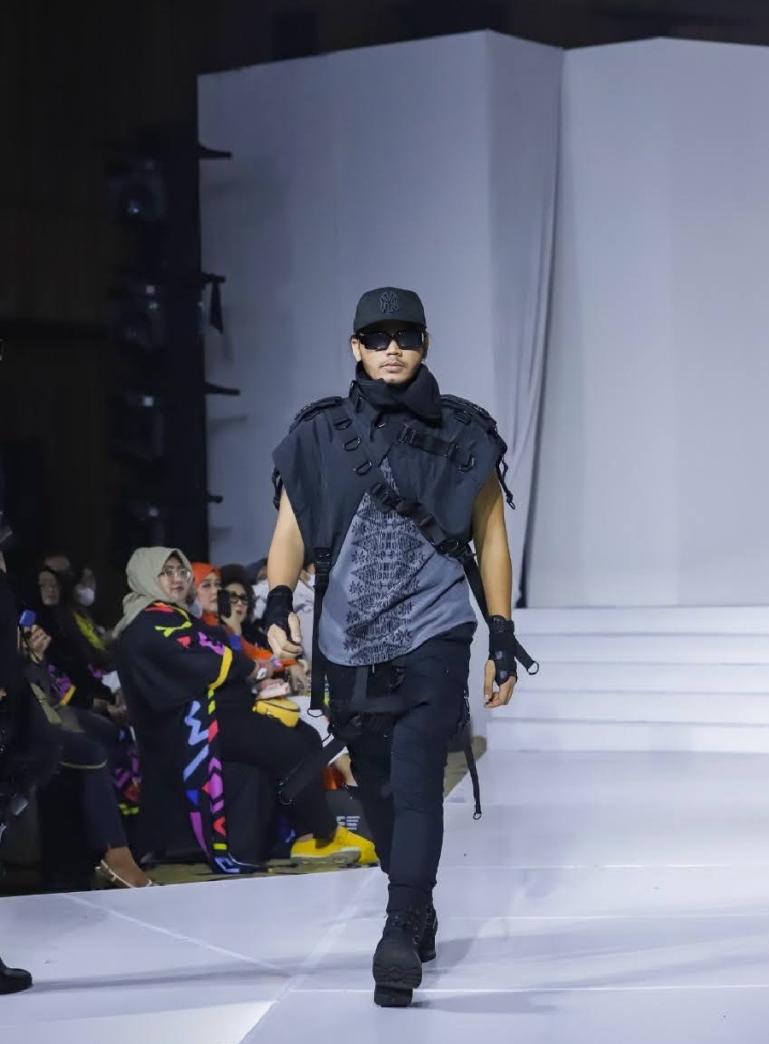 Salah satu rancangan desainer Fomalhaut Zamel saat tampil di Jakarta Fashion Trend 2023 di Jakarta. (Dok : Istimewa)