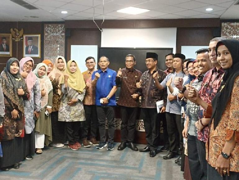 Para guru honorer bersama Ketua dan anggota komisi V DPRD Sumbar setelah hearing, Kamis siang (5/1). (Dok : Istimewa)