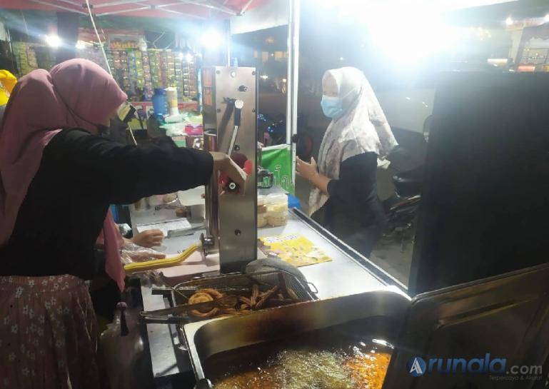 Proses pembuatan dan penggorengan churros, camilan khas Spanyol. (Foto : Fajril)
