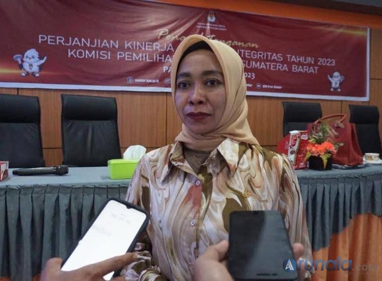 Ketua KPU Sumbar, Yanuk Sri Mulyani saat menjawab pertanyaan wartawan seusai  penyerahan DIPA pada KPU kabupaten kota di Padang, Senin (9/1). (Foto : Arzil)