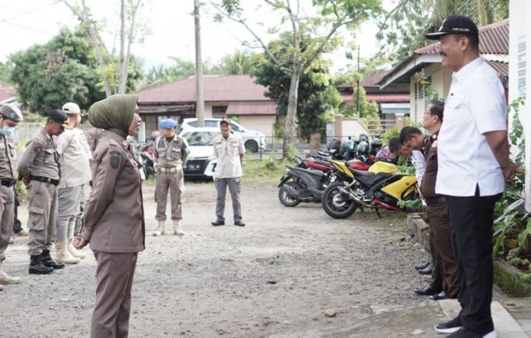 Wakil Wali Kota Pariaman Mardison Mahyuddin saat pimpin apel di Sat Pol PP dan Damkar, Rabu (4/2). (Dok : Istimewa)