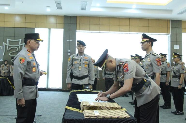 Kapolda Sumbar, Irjen Pol Suharyono saat pimpin sertijab sejumlah Kapolres di Sumbar, Jumat (13/1). (Dok : Istimewa)