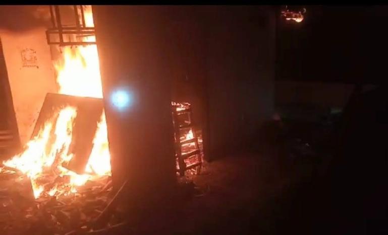 Kondisi salah satu gardu di komplek pertokoan Padang theater, Padang yang terbakar Selasa, (17/1). (Dok : Istimewa)