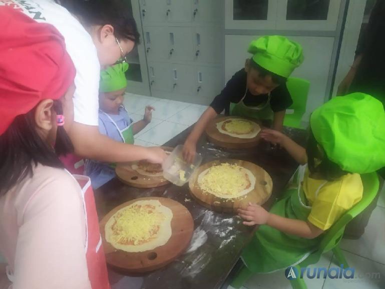 Keseruan anak-anak mengikuti making class pizza kids di Pizzaman Indonesia. (Foto : Fajril)
