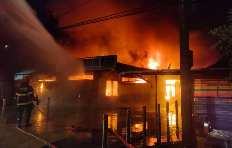 Kondisi showroom motor yang terbakar pada Kamis subuh (19/1). (Dok : Istimewa)