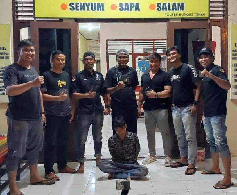 Tim Kuda Laut Polsek Bungus Teluk Kabung meringkus seorang pria yang diduga pelaku penyalahgunaan narkoba jenis sabu. (Dok : Istimewa)