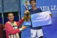 Wako Genius Umar serahkan hadian dan tropi kepada tim futsal SMA Negeri 3 Pariaman yang menjuarai Turnament Futsal Ataraxia League, Minggu sore (22/1). (Dok : Istimewa)