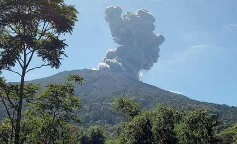 Kepulan awan debu saat Gunung Marapi, di Sumbar erupsi Sabtu pagi (7-1-2023). (Dok : Istimewa)