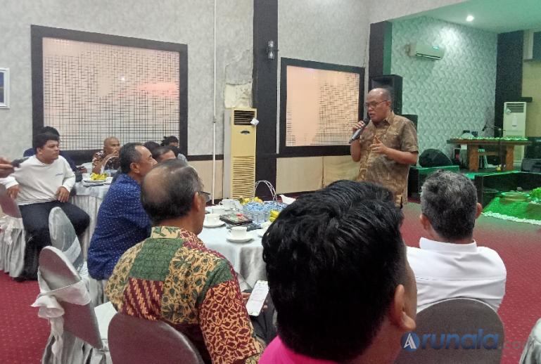 Ketua DPRD Sumbar, Supardi berikan paparan dihadapan para jurnalis yang tergabung dalam FWP DPRD Sumbar, di Padang, Rabu malam (4-1-2023). (Foto : Arzil)