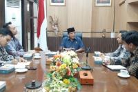 Wakil Ketua DPRD Sumbar Suwirpen Suib menerima kunjungan tim KY wilayah Sumbar, di ruang kerjanya, Kamis siang (19/1). (Dok : Istimewa)