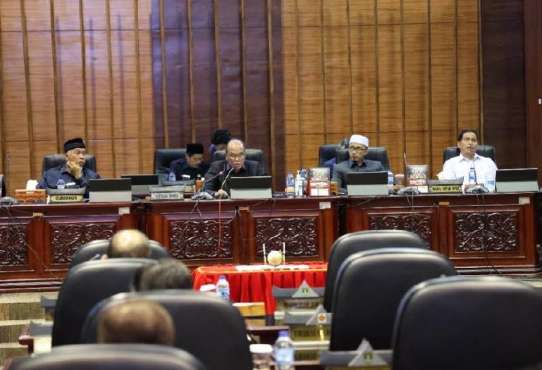 Ketua DPRD Sumbar, Supardi pimpin rapat pembentukan pansus Kode Etik DPRD, pada rapat paripurna, Jumat (6/1). (Dok : Istimewa)