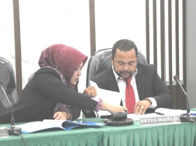 Komisioner KI Sumbar saat gelar sidang sengketa informasi di awal tahun 2023, Kamis (5/1). (Dok Istimewa)