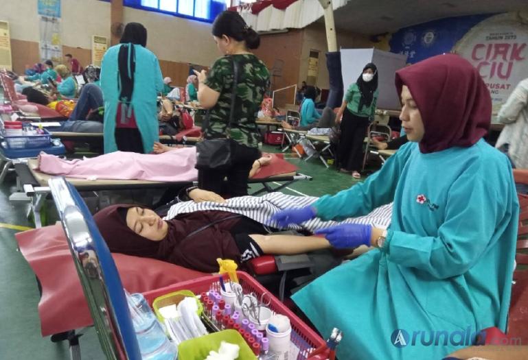 Petugas dari PMI Kota Padang sedang mengambil darah dari seorang pendonor pada acara yang diadakan HTT, Minggu (29/1). (Foto : Derizon)