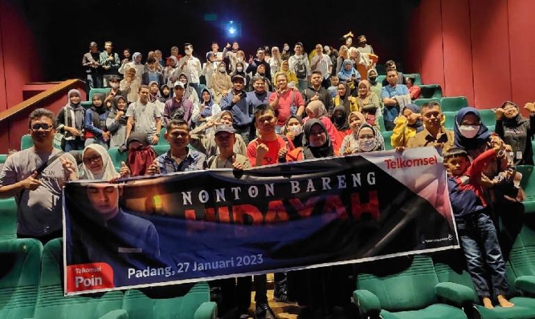 Telkomsel kembali memanjakan lebih dari 100 pelanggan kota Padang dengan program nonton bareng gratis film Hidayah di XXI Transmart Padang (27/1). (Dok : Istimewa)