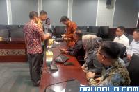 Calon anggota KI Sumbar yang ikut uji kelayakan dan kepatutan cabut lot menentukan dari mereka yang akan diuji pertama oleh Komisi I DPRD Sumbar, Kamis (19/1). (Foto : Arzil)