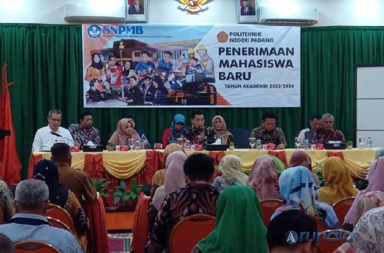 Direktur PNP, Dr. Surfa Yondri, S.T., S.ST., M.Kom dan jajarannya saat sosialisasi penerimaan mahasiswa baru di perguruan itu pada sejumlah guru SMA/SMK di Kampus PNP, Selasa siang (10/1). (Foto : Derizon)
