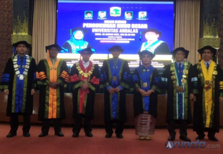 Foto bersama usai pengukuhan guru besar di Convention Hall Unand, Senin (30/1). (Foto : Fajril)