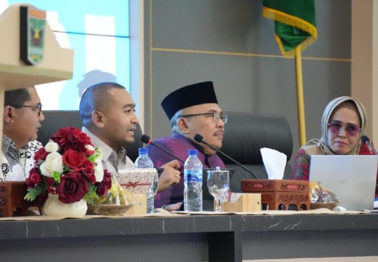 Wagub Audy Joinaldy saat rakor bersama Dinkes dan stakeholder terkait menyoal upaya penurunan angka stunting di Sumbar, Jumat (27/1). (Dok : Istimewa)