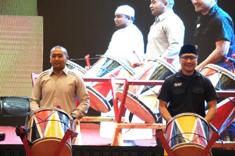 Wakil Gubernur Sumbar Audy Joinaldy dan Founder Hijrahfest, Arie Untung, saat membuka Hijrahfest Padang resmi dibuka, di Padang, Jumat (27/1). (Dok : Istimewa)