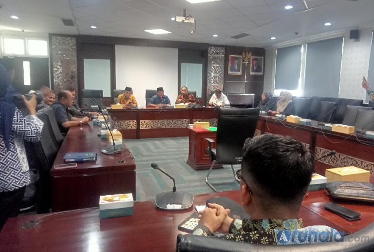 Wakil Ketua DPRD Sumbar, Suwirpen Suib dan Komisi I saat lakukan uji kelayakan dan kepatutan calon anggota KI Sumbar periode 2023-2027, Kamis (19/1). (Foto : Arzil)