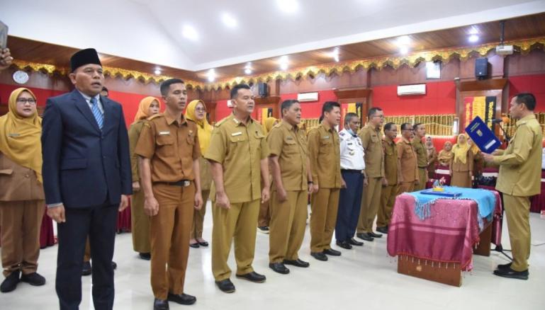 Wali Kota Pariaman, Genius Umar melantik dan mengambil sumpah jabatan para pejabat  yang baru dilantik, Senin (9/1). (Dok : Istimewa)