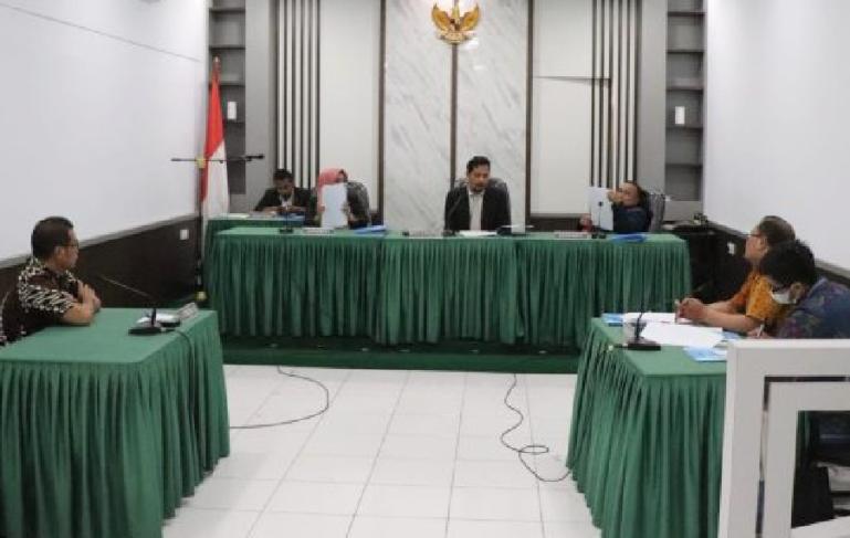 Ketua majelis komisioner KI Sumbar, Arif Yumardi dengan anggota majelis Tanti Endang Lestari dan Adrian Tuswandi saat sidang perdana sengketa informasi yang diajukan warga Air Pacah pada PN Padang, Selasa (17/1). (Dok : Istimewa)