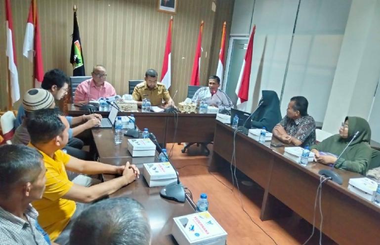 Wagub Sumbar Audy Joinaldy menerima kedatangan warga dari Almast terkait pembangunan jalan Tol, Selasa (24/1) malam. (Dok : Istimewa)