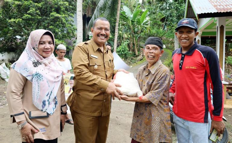 Wakil Wali Kota Mardison Mahyuddin didampingi nyonya serahkan bantuan pada warga korban banjir di kota itu, Senin (23/1). (Dok : Istimewa)
