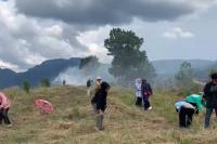 Hidupkan lagi Area Perkemahan di Maek: Mahasiswa UNP Bersihkan Bukik Pahoruso